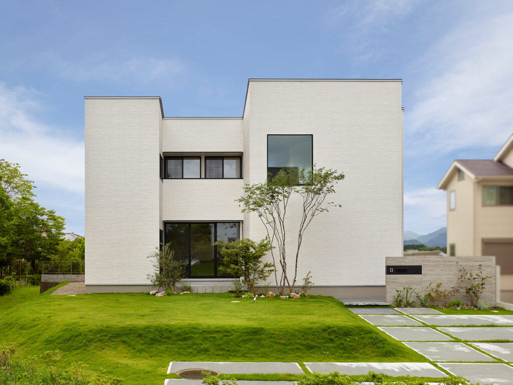 庭の緑や周囲の自然と触れ合いながら、ゆったりとしたスローライフを満喫できる住まい
