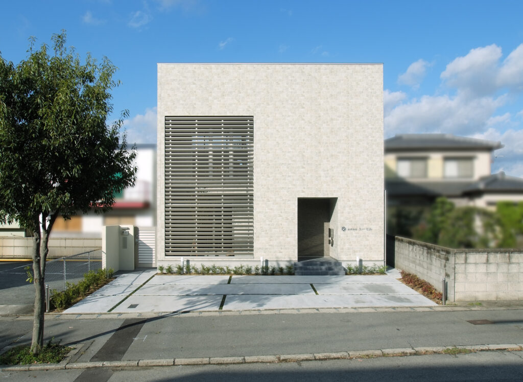 プライバシーとデザイン性を両立した都市型シンプルモダン住宅 │ ホワイト×目隠しデザインルーバー