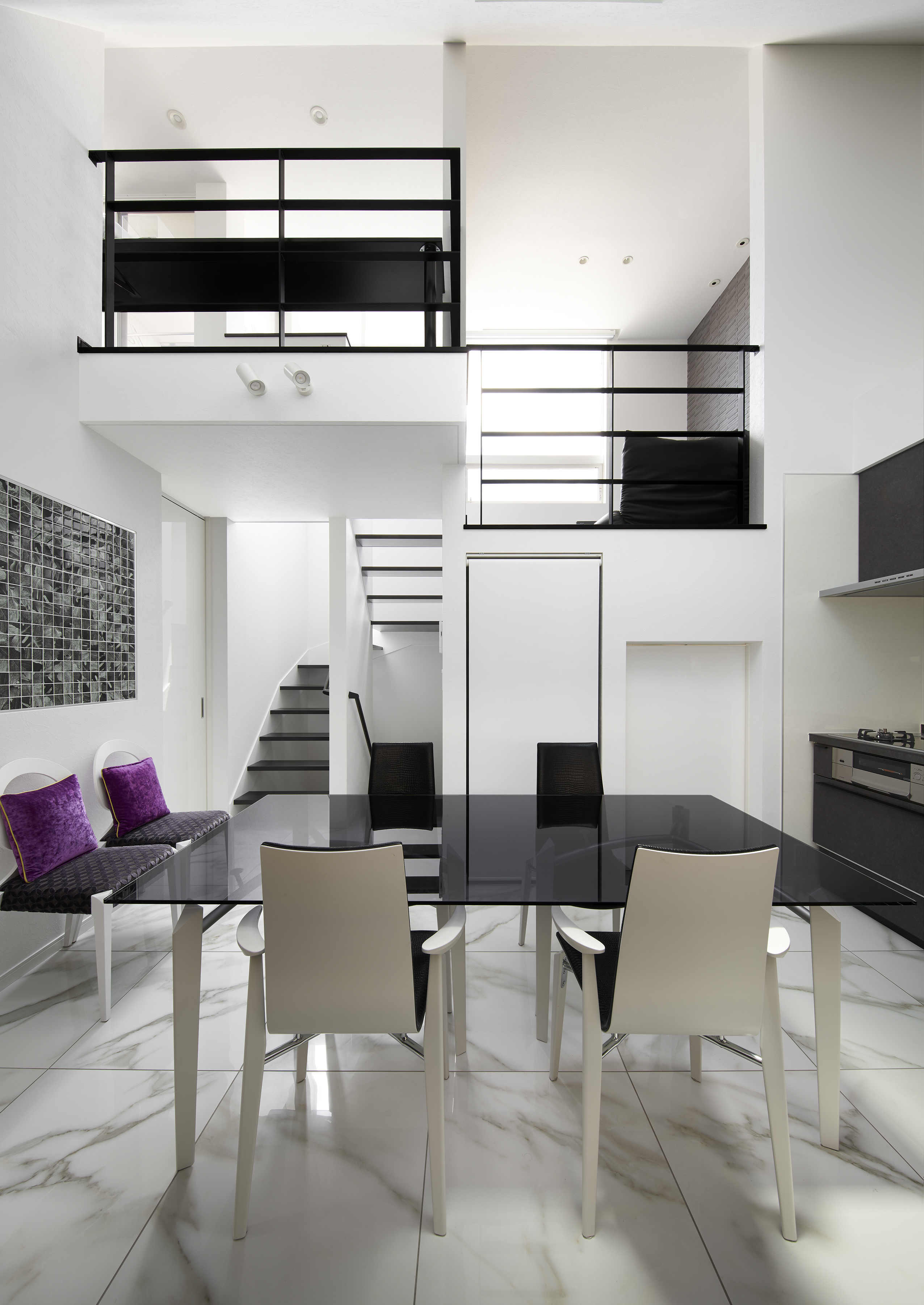 白が映える大理石調タイルのモダンダイニング